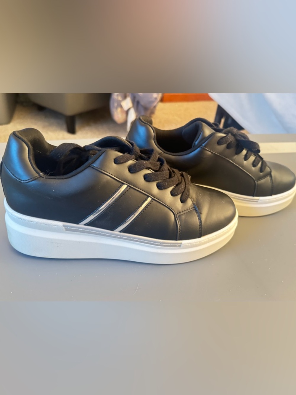 Women's Black Low-Top Platform Lace-Up Sneakers